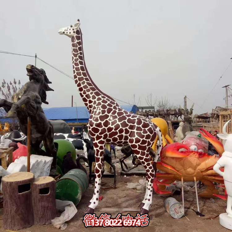 玻璃鋼長頸鹿雕塑，為戶外園林景觀增色