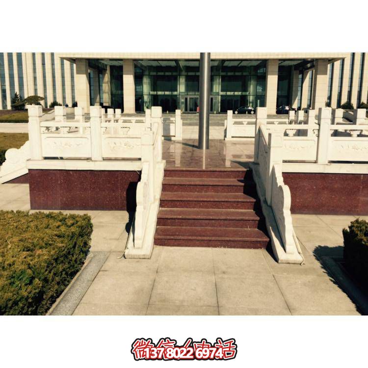 精美雕塑裝飾欄桿，增添學(xué)校廣場升旗臺象征意義