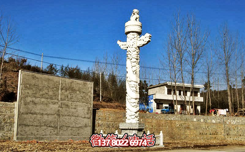 漢白玉華表雕塑，點綴農村廣場