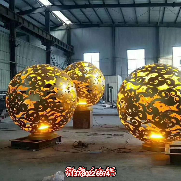 創(chuàng)意不銹鋼鏤空景觀擺件，為廣場帶來濃濃的藝術(shù)氣息