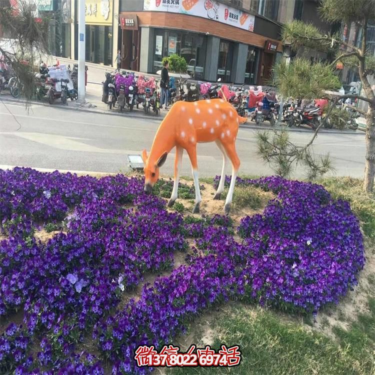 仿真鹿雕塑，在草叢中擺放，玻璃鋼打造