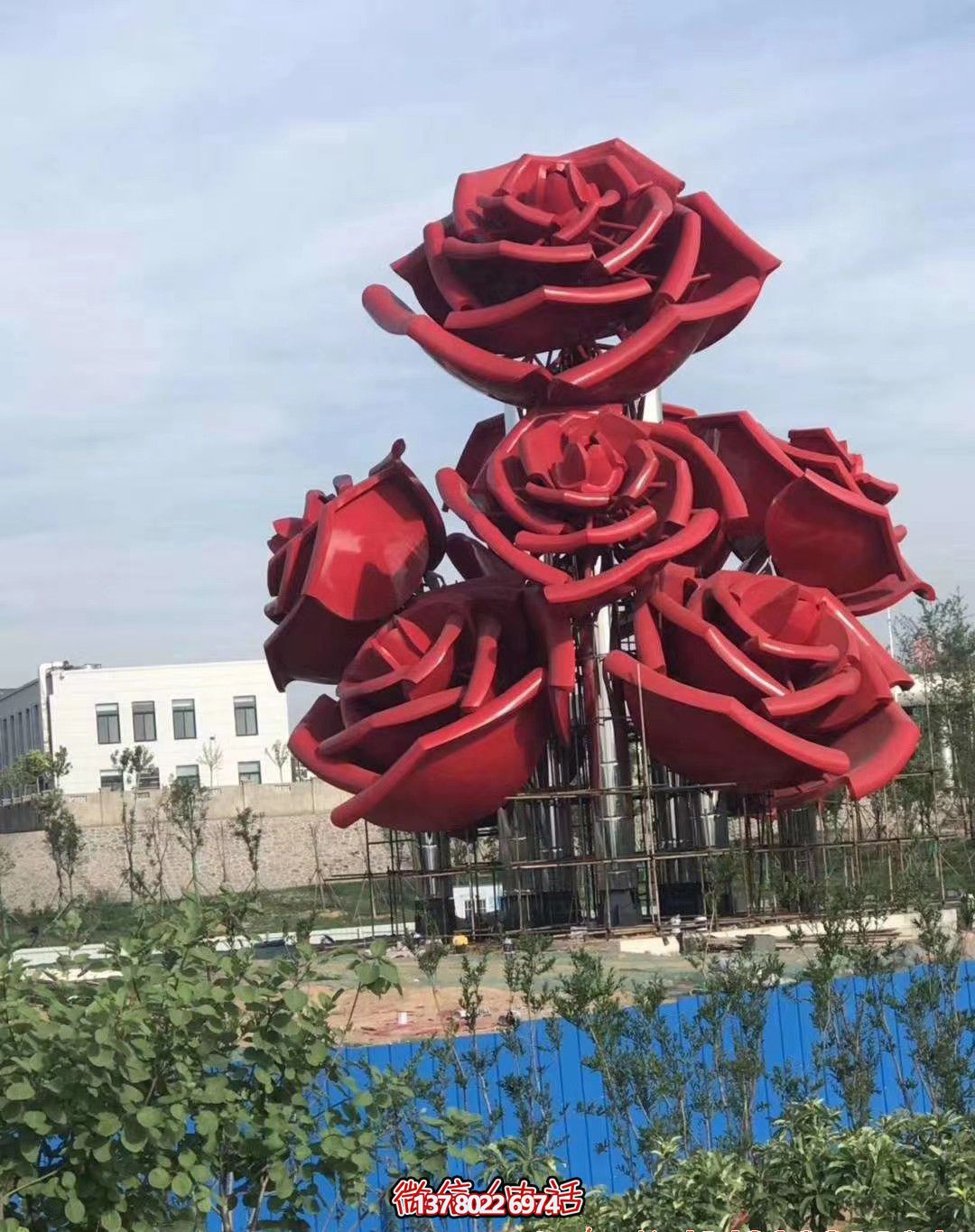 紅色玫瑰不銹鋼創意雕塑——美化廣場，增添驚喜