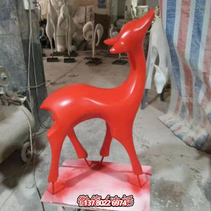 玻璃鋼制紅色梅花鹿雕塑，裝點別墅小區精致美觀