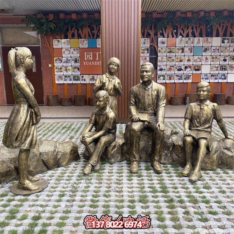 仿銅人物雕塑，裝點步行街情景