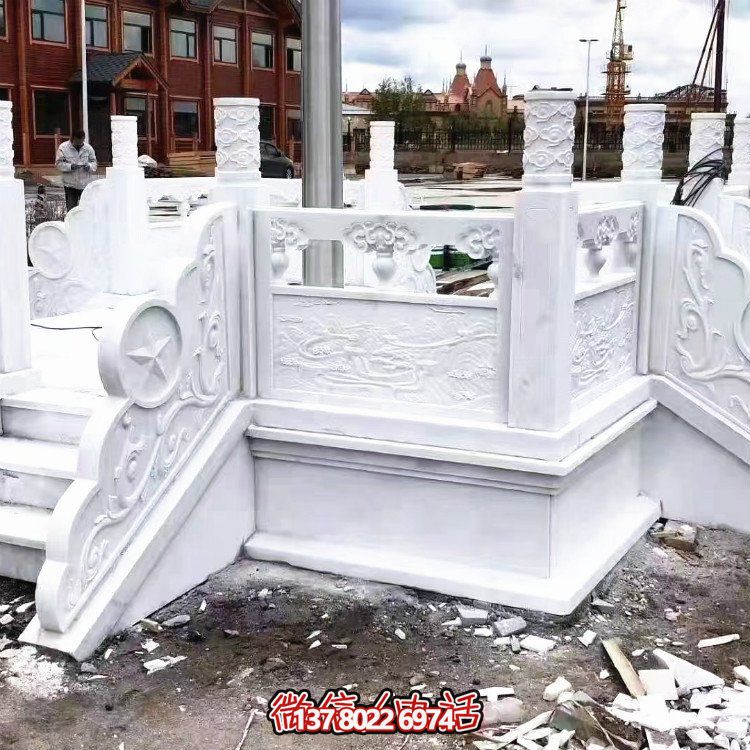 漢白玉升旗臺，做工精美，安全防護欄桿