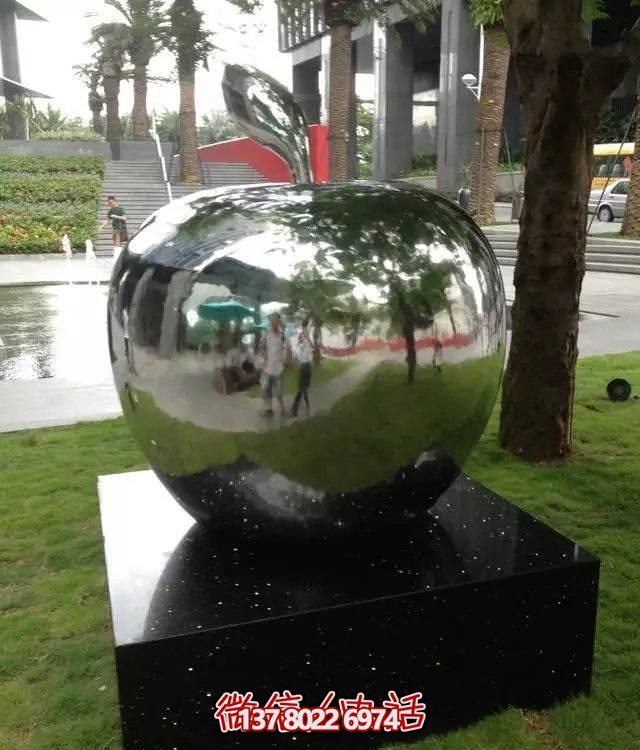 不銹鋼蘋果雕塑擺件，讓你的戶外空間更有創(chuàng)意！