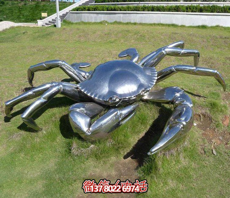創意螃蟹不銹鋼雕塑擺放于草地上 創意螃蟹不銹鋼雕塑擺放于草地上