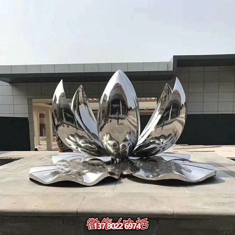 大型不銹鋼蓮花雕塑，鏡面反射景觀