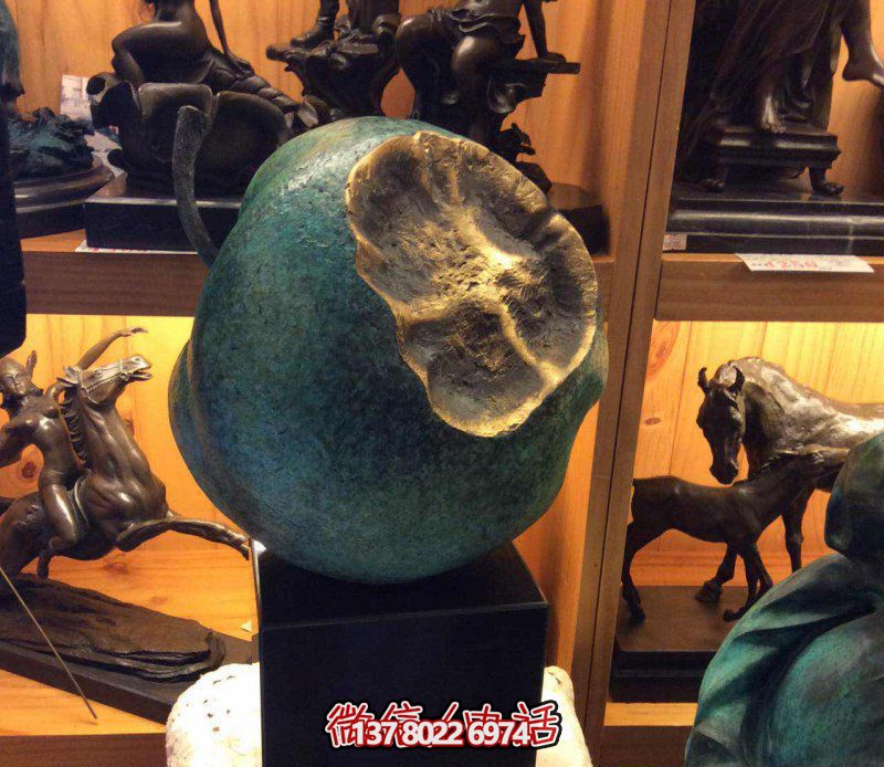 美麗寧靜，自然綠意——欣賞公園銅雕景觀，享受一口新鮮蘋果