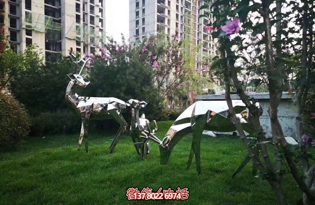 不銹鋼梅花鹿雕塑，讓公園草坪更美麗