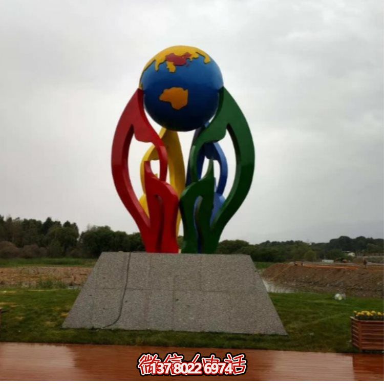 大型不銹鋼彩繪噴漆雕塑，為景區(qū)景觀廣場增色