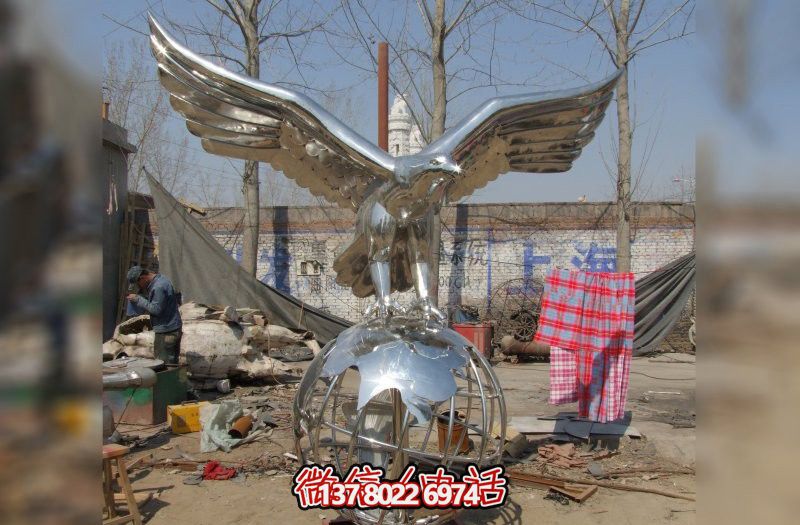 休息時(shí)刻，欣賞不銹鋼老鷹雕塑