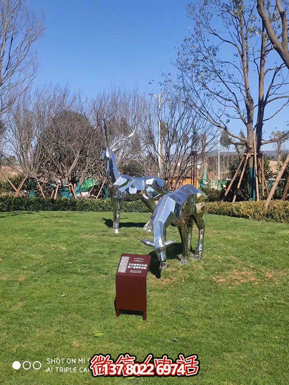 不銹鋼塊面鹿，抬頭鹿，低頭吃草的梅花鹿