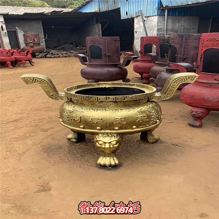 宗祠室內擺放漆金鑄銅圓形香爐 宗祠室內擺放漆金鑄銅圓形香爐