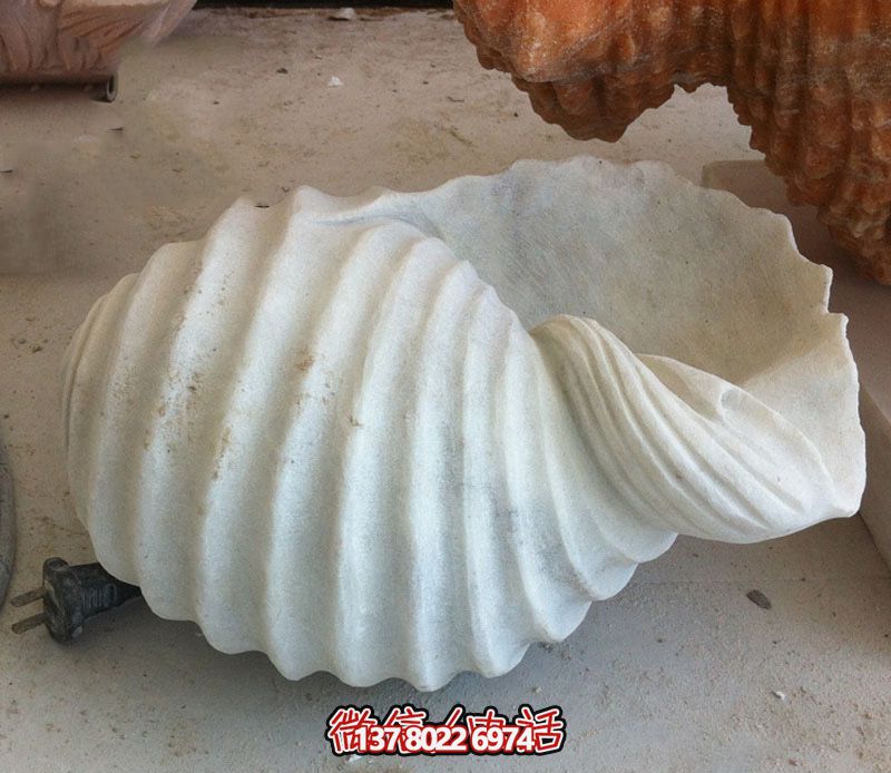 湖邊擺放的漢白玉石雕創意海螺雕塑 湖邊擺放的漢白玉石雕創意海螺雕塑