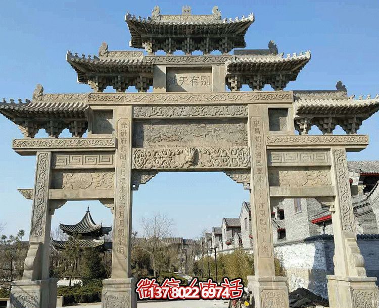 園林景區(qū)擺放黃崗巖三門(mén)五樓斗拱石雕牌樓