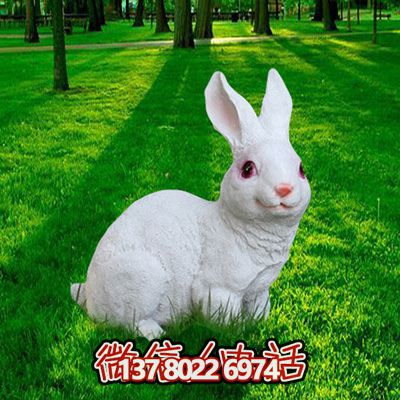 叢林里一只白色玻璃鋼兔子雕塑 叢林里一只白色玻璃鋼兔子雕塑