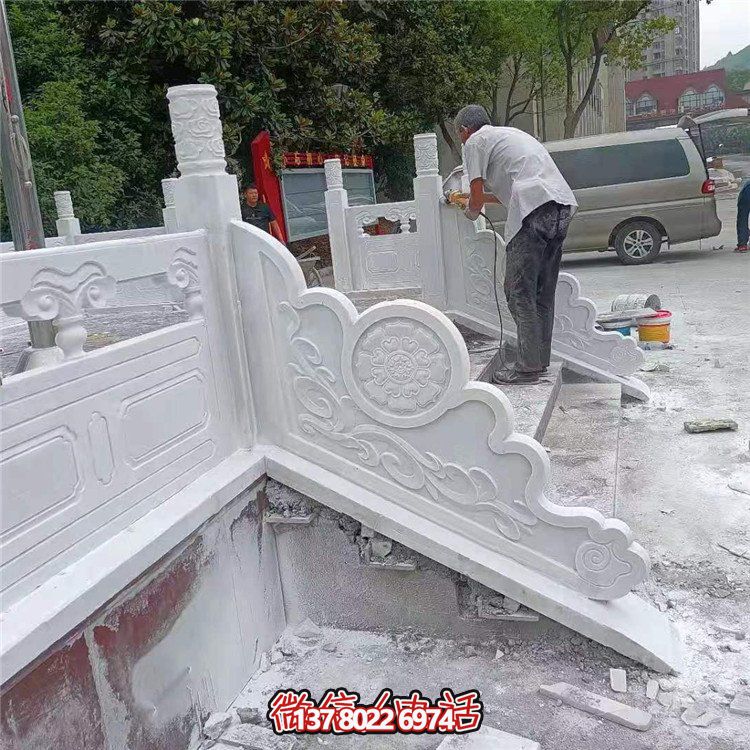 漢白玉旗臺欄板欄桿安裝，細節打磨處理